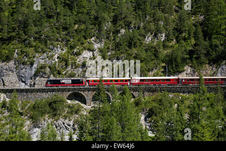 Preda, Schweiz, Bernina-Express auf der Straße von Preda nach Bergün Stockfoto