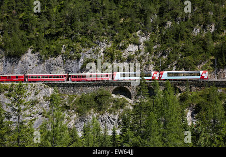 Preda, Schweiz, Bernina-Express auf der Straße von Preda nach Bergün Stockfoto