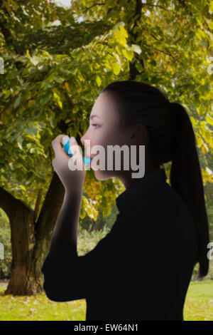 Zusammengesetztes Bild der schönen Blondine mit einem Asthma-Inhalator Stockfoto