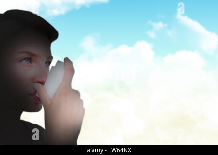 Zusammengesetztes Bild blonde Frau, die ihren Inhalator Stockfoto