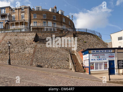 Die Küstenstadt Cromer. Stufen hinauf von der Gangway auf Häuser auf der Klippe Stockfoto