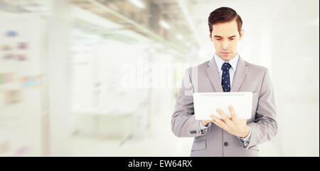 Zusammengesetztes Bild der Geschäftsmann mit einem Tablet-computer Stockfoto