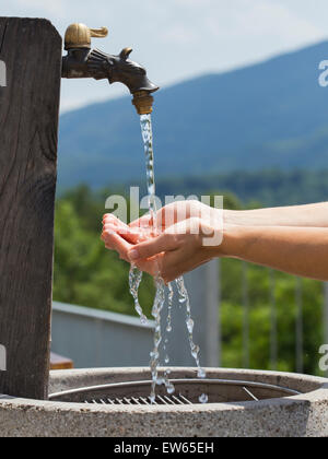 Hände halten frisches Wasser. Stockfoto