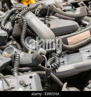 Ein überspringen voller elektronische waren, meist Telefon-Sets, die aus einem nahe gelegenen Gebäude beraubt wurden. Stockfoto