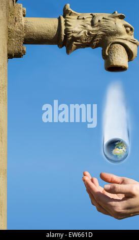 Alten Wasserhahn mit einem Drachenkopf ist ein Tröpfchen mit Erde innen undicht. Stockfoto