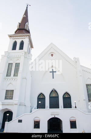 CHARLESTON, SOUTH CAROLINA - 18. Juni 2015: This180-j hrige Emanuel African Methodist Episcopal Church war die Szene von einem bruta Stockfoto