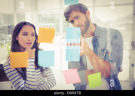 Business-Team sucht Post verwirrt seine an der Wand Stockfoto