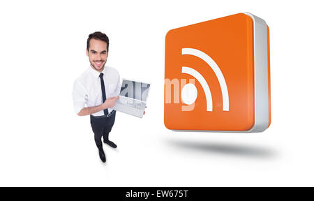Zusammengesetztes Bild des lächelnden Geschäftsmann auf seinem laptop Stockfoto