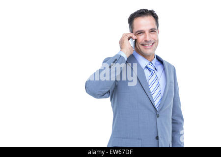 Porträt eines erfolgreichen Geschäftsmannes auf Handy gegen weiß Stockfoto