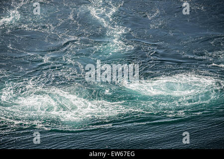 Strudel, natürliches Phänomen des Whirlpools, genannt Saltstraumen, Norwegen Stockfoto