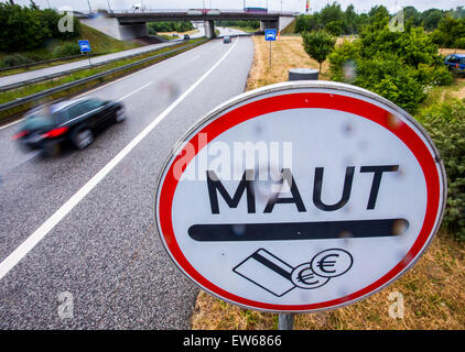 Ein Verkehrsschild warnt Autofahrer eine Maut für die Durchfahrt durch den Warnowtunnel in Rostock, Deutschland, 18. Juni 2015. Bundesverkehrsminister Dobrindt hat die Einführung einer Pkw-Pkw-Maut durch rechtliche Schritte der EU-Kommission verzögert. Foto: JENS Stockfoto