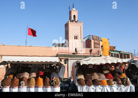 Früchte und Nüsse für Verkauf an dieser Straße auf, Djemaa, Djamaa El Fna, dem Hauptplatz in Marrakesch mit Moschee im Hintergrund, Marrak Stockfoto