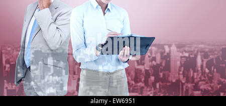 Zusammengesetztes Bild der Geschäftsfrau in ihr Tagebuch zu schreiben Stockfoto