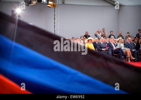 König Willem-Alexander (3. L) und Königin Maxima (4 L) der Niederlande und König Philippe (2 L) mit Königin Mathilde von Belgien und Prinz Edward von Kent (5 L) während der offiziellen Feier im Rahmen der Zweihundertjahrfeier Feierlichkeiten für die Schlacht von Waterl Stockfoto