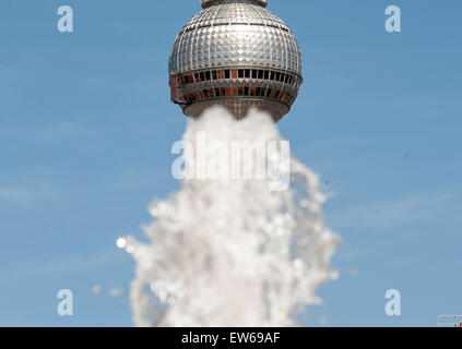 Berlin, Deutschland. 17. Juni 2015. Die Kugel des Fernsehturms scheint zu "tanzen auf einem Wasserstrahl eines Springbrunnens in Berlin, Deutschland, 17. Juni 2015". Foto: Paul Zinken/Dpa/Alamy Live News Stockfoto