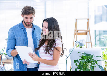 Kreative Geschäftsleute, die in Zwischenablage Stockfoto
