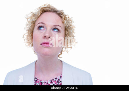 Nachdenkliche blonde Frau nachschlagen Stockfoto