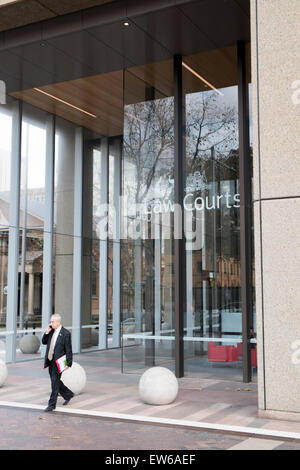 Mann verlassen New-South.Wales obersten Gerichtshöfe in Sydney, Australien Stockfoto