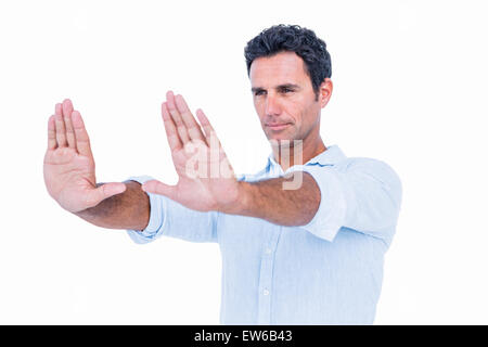 Gut aussehender Mann streckte die Arme Stockfoto