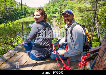 Eine 70 Fuß über dem Boden auf einem Brett zu Fuß oder Spaziergang in den Wolken; Canopy-Tour im Haliburton Highlands Wald in Ontario; Kanada Stockfoto