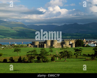 Eine allgemeine Anzeigen suchen S bei Edward I Burg Beaumaris, Anglesey, auf die Menai Strait und die Berge von Snowdonia. Stockfoto