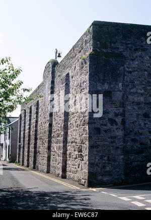 NE Außenwand des Beaumaris Gaol, Anglesey, im Einsatz als einem Bezirksgefängnis 1829-78, dann als eine Überbrückungskupplung & Polizeistation, jetzt als Besucherattraktion Stockfoto