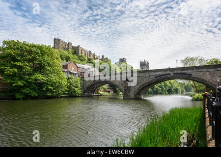 Fluss-Abnutzung und Framwellgate Brücke von Durham Castle und die Kathedrale übersehen Stockfoto