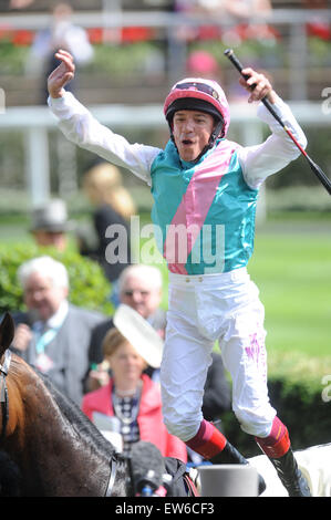 Ascot, Berkshire, UK. 18. Juni 2015. Frankie Dettori fliegen absteigen wird ausgeführt, nachdem seine Royal Ascot-Sieg am Zeittest in die Dreihundertjahrfeier Sks 18. Juni 2015 Credit: John Beasley/Alamy Live News Stockfoto