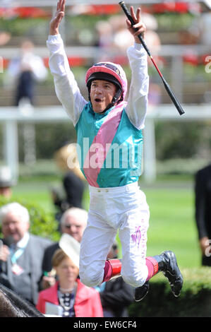 Ascot, Berkshire, UK. 18. Juni 2015. Frankie Dettori fliegen absteigen wird ausgeführt, nachdem seine Royal Ascot-Sieg am Zeittest in die Dreihundertjahrfeier Sks 18. Juni 2015 Credit: John Beasley/Alamy Live News Stockfoto