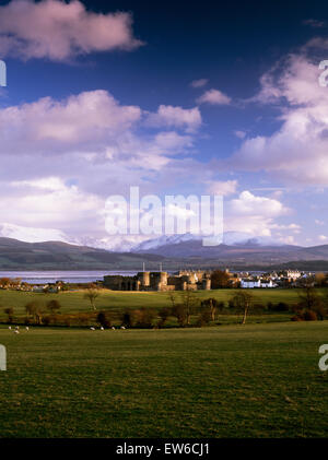 Beaumaris Castle, Anglesey: suchen SSE auf die Menai Strait & Lavan Sand, Schnee auf den Festland-Bergen oberhalb von Nant Ffrancon. Stockfoto