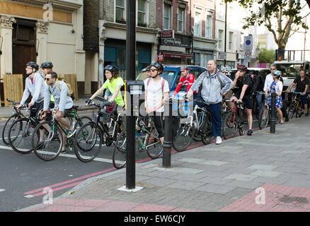 Radfahrer pendeln zur Arbeit in London morgendlichen Rushhour - große Gruppe wartet an der Ampel Stockfoto