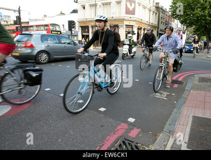 Radfahrer, die pendeln zur Arbeit in London morgendlichen Berufsverkehr Stockfoto