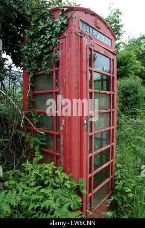 Kultige BT rote Telefonzelle in ländlichen Devon (Dartmoor) zeigen Verfall, mangelnde Nutzung und Nachfrage und Verfall. Ref ländlichen Breitband Stockfoto