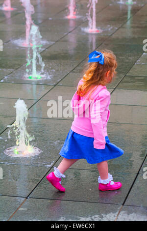 Malerische Wirkung von jungen Mädchen spielen im Wasser-Funktion auf Brauerei-Square, Dorchester Süd, Dorset im Juni Stockfoto