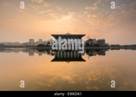 Sonnenaufgang am Eisen Moschee, Putrajaya Malaysia zeigen schöne Farbe der Wolke und Reflexion einer Moschee an der Seeoberfläche Stockfoto