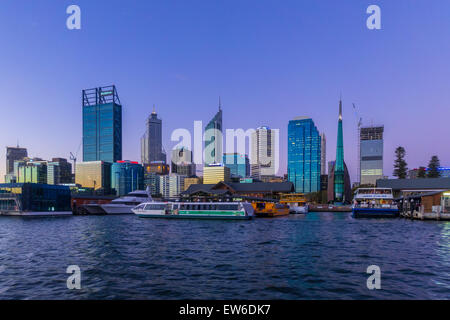 Perth City Skyline-Blick vom Swan River zur blauen Stunde Dämmerung Sonnenuntergang Dämmerung, Western Australia. Stockfoto