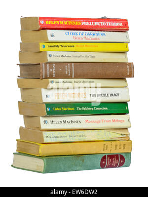 Stapel alter Taschenbücher der Autorin Helen MacInnes auf weißem Hintergrund. Stapel von Romanen gestapelt. Stockfoto