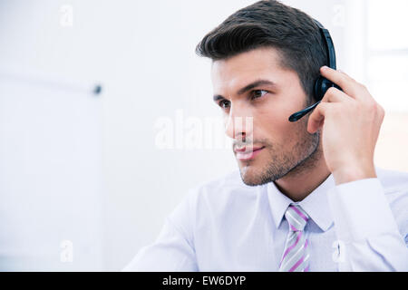Porträt eines männlichen Betreiber mit Kopfhörer wegschauen Stockfoto