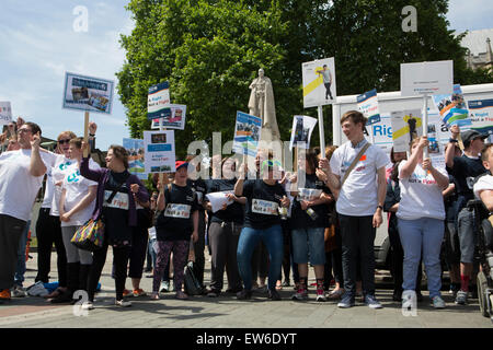 Demonstranten versammeln sich, um "A Recht keinen Kampf" Kampagne in Westminster, London zu unterstützen. Stockfoto