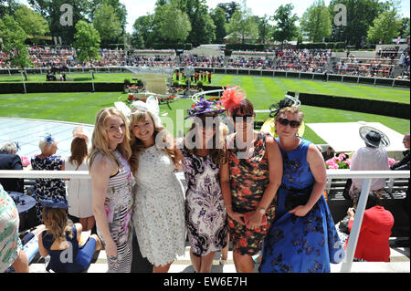 Ascot, Berkshire, UK. 18. Juni 2015. Die jährlichen Royal Ascot-Rennen, Ladies Day. Bildnachweis: Matthew Chattle/Alamy Live-Nachrichten Stockfoto