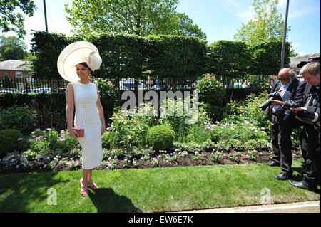 Ascot, Berkshire, UK. 18. Juni 2015. Die jährlichen Royal Ascot-Rennen, Ladies Day. Bildnachweis: Matthew Chattle/Alamy Live-Nachrichten Stockfoto