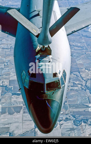 10. Oktober 2013 - USAF KC-135R. Die KC-135 Stratotanker ermöglicht es Kern aerial Betankung für die United States Air Force und hat in dieser Funktion seit mehr als 50 Jahren übertroffen. Diese einzigartige Anlage erhöht die Luftwaffe Fähigkeit, seine Primärmission von globaler Reichweite zu erreichen. Es unterstützt auch Luftaufnahmen Betankung, Luftwaffe, Marine, Marine Corps und Flugzeuge der Alliierten Nation. Die KC-135 ist auch in der Lage, den Transport von Abfall und ambulante Patienten mit Patienten unterstützen Paletten während aeromedical Evakuierungen. Features.Four Turbofan, unter 35 Grad gepfeilten Flügeln, macht t montiert Stockfoto