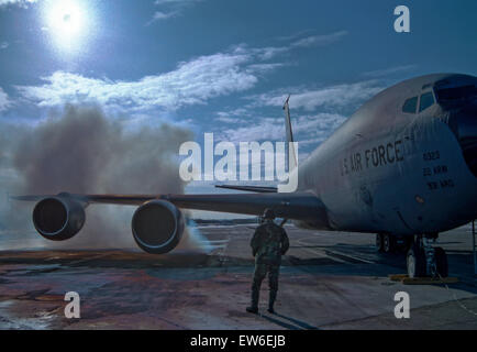 10. Oktober 2013 - USAF KC-135R. Die KC-135 Stratotanker ermöglicht es Kern aerial Betankung für die United States Air Force und hat in dieser Funktion seit mehr als 50 Jahren übertroffen. Diese einzigartige Anlage erhöht die Luftwaffe Fähigkeit, seine Primärmission von globaler Reichweite zu erreichen. Es unterstützt auch Luftaufnahmen Betankung, Luftwaffe, Marine, Marine Corps und Flugzeuge der Alliierten Nation. Die KC-135 ist auch in der Lage, den Transport von Abfall und ambulante Patienten mit Patienten unterstützen Paletten während aeromedical Evakuierungen. Features.Four Turbofan, unter 35 Grad gepfeilten Flügeln, macht t montiert Stockfoto