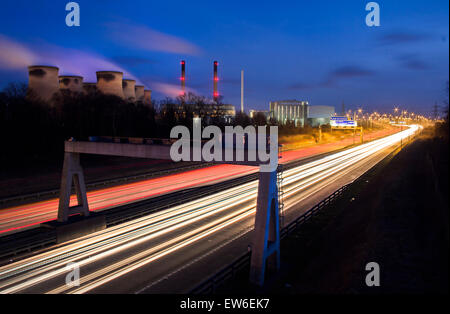 Kraftwerk Ferrybridge mit Autolichtpfaden auf der Autobahn. Stockfoto