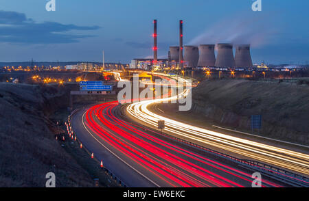 Kraftwerk Ferrybridge mit Autolichtpfaden auf der Autobahn. Stockfoto
