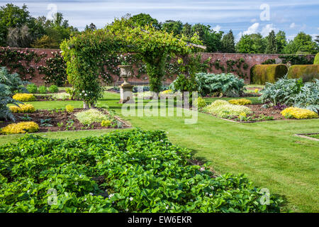 Der Gemüsegarten in den ummauerten Gärten von Bowood House in Wiltshire. Stockfoto