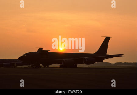 10. Oktober 2013 - USAF KC-135R. Die KC-135 Stratotanker ermöglicht es Kern aerial Betankung für die United States Air Force und hat in dieser Funktion seit mehr als 50 Jahren übertroffen. Diese einzigartige Anlage erhöht die Luftwaffe Fähigkeit, seine Primärmission von globaler Reichweite zu erreichen. Es unterstützt auch Luftaufnahmen Betankung, Luftwaffe, Marine, Marine Corps und Flugzeuge der Alliierten Nation. Die KC-135 ist auch in der Lage, den Transport von Abfall und ambulante Patienten mit Patienten unterstützen Paletten während aeromedical Evakuierungen. Features.Four Turbofan, unter 35 Grad gepfeilten Flügeln, macht t montiert Stockfoto