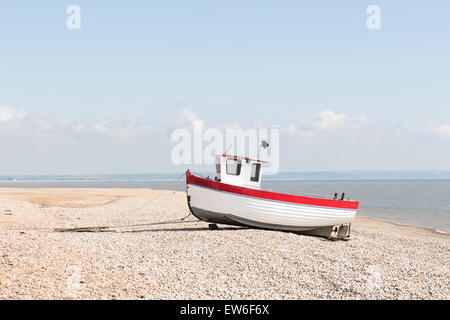 Angelboot/Fischerboot am Strand von Dungeness Kent aufgegeben Stockfoto