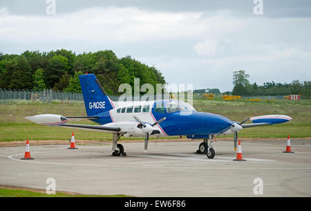 Artillerie-Übersicht Cessna 402 b (G-Nase) am Inverness-Dalcross Flughafen.  SCO 9893. Stockfoto