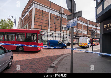 London, UK. 18. Juni 2015. Das Stadtzentrum von Watford ist zum Stillstand gebracht, da Straßen inmitten Berichte über ein verdächtiges Paket gefunden in der Market Street, die zur Detonation gebracht wurde, durch die Bombe Abfallbehälter sowie Berichte über eine Person in einer Burka, die heute verhaftet wurde, den ersten Tag der muslimischen fest des Ramadan geschlossen sind. Bildnachweis: Stephen Chung / Alamy Live News Stockfoto